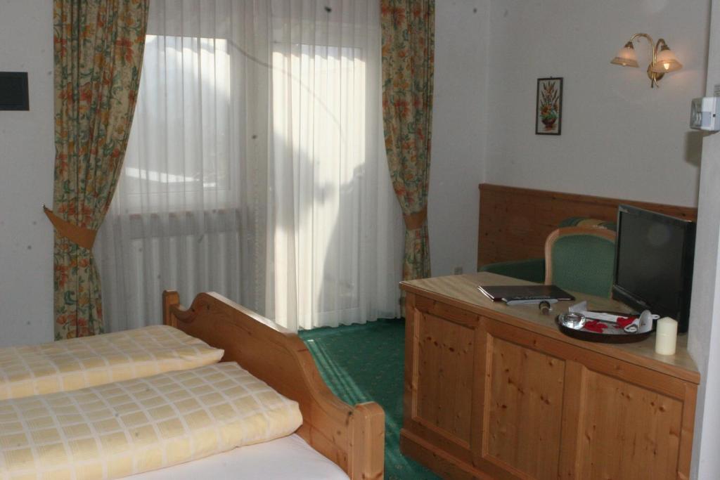 Hotel Amaten Brunico Szoba fotó