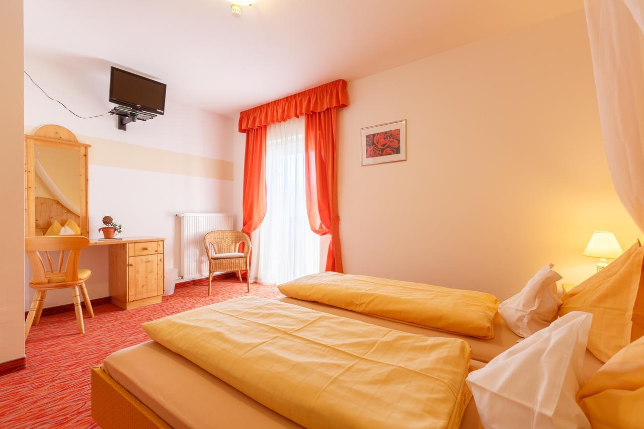 Hotel Amaten Brunico Kültér fotó
